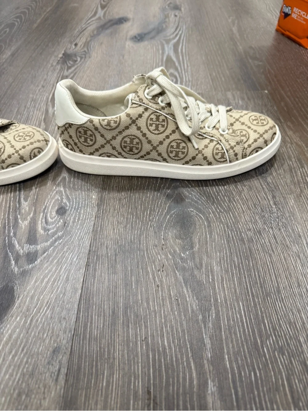 Tory Burch Howell Court Tan Logo Canvas Sneakers 6m comes with extra laces